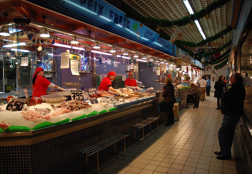Es Mercatの屋根付き食料品市場の魚と生鮮食品の屋台